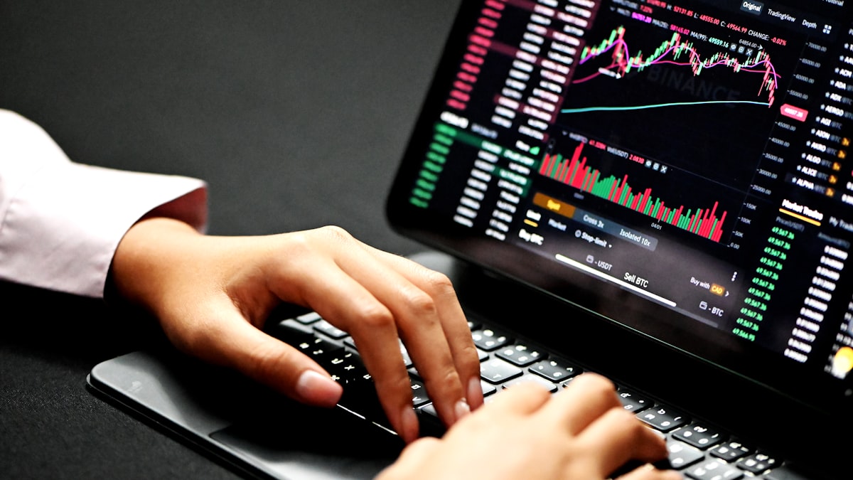 Nicht der Kurs einzelner Coins, sondern die Technologie dahinter verändert leise, wie Banken und Börsen Werte übertragen und verwahren.